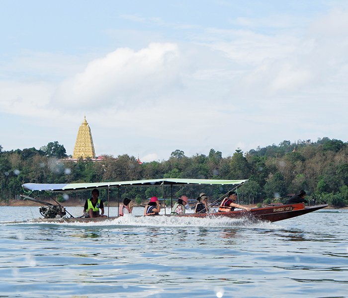 Crystal-clear Umngot River at Dawki with glass-like water and boats in Meghalaya